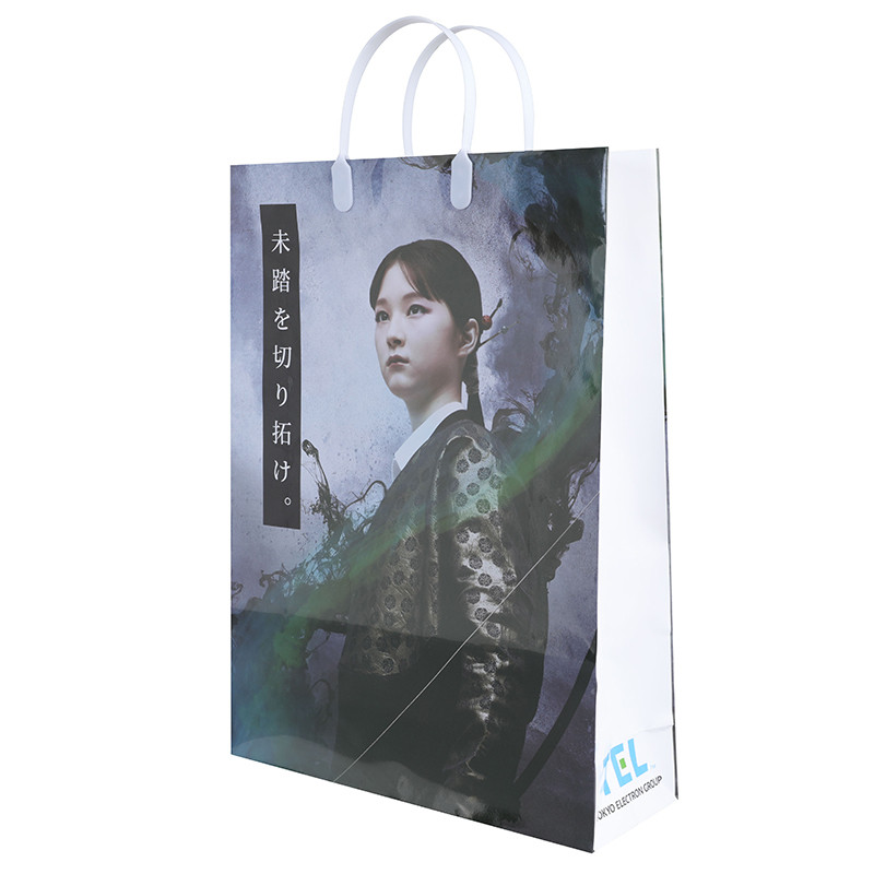 Sac de papier commercial réutilisable de luxe d'impression de film de conception faite sur commande jetable avec le sac de cadeau orange de logo avec la poignée de ruban