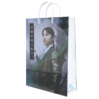 Sac de papier commercial réutilisable de luxe d'impression de film de conception faite sur commande jetable avec le sac de cadeau orange de logo avec la poignée de ruban