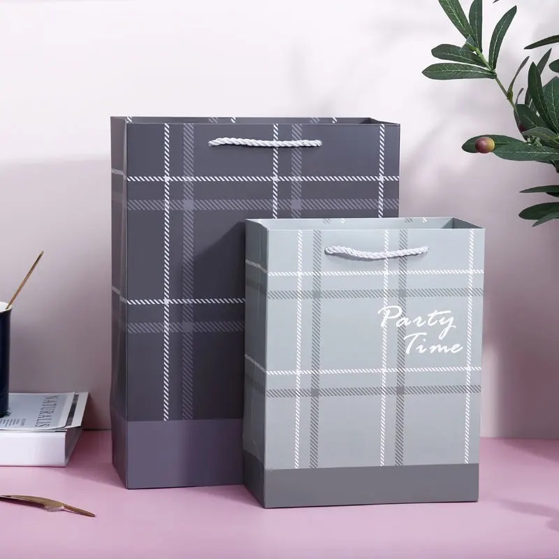 Sacs d'emballage de sac cadeau de shopping en papier de vêtements de bijoux cosmétiques personnalisés de luxe recyclables personnalisés avec logo et poignée