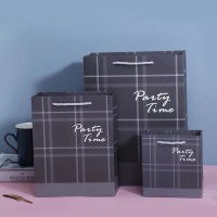 Sacs d'emballage de sac cadeau de shopping en papier de vêtements de bijoux cosmétiques personnalisés de luxe recyclables personnalisés avec logo et poignée