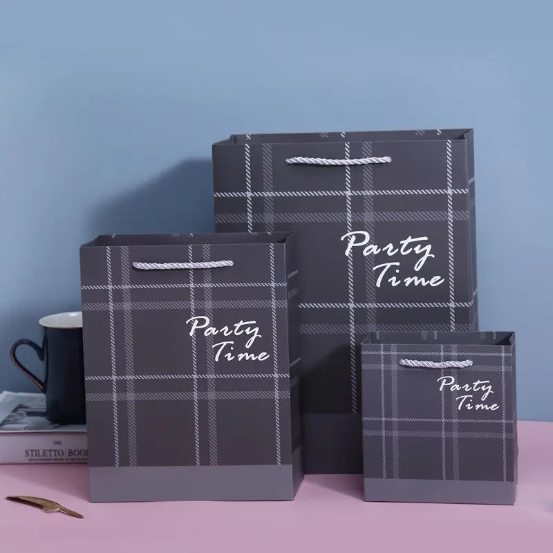 Sacs d'emballage de sac cadeau de shopping en papier de vêtements de bijoux cosmétiques personnalisés de luxe recyclables personnalisés avec logo et poignée