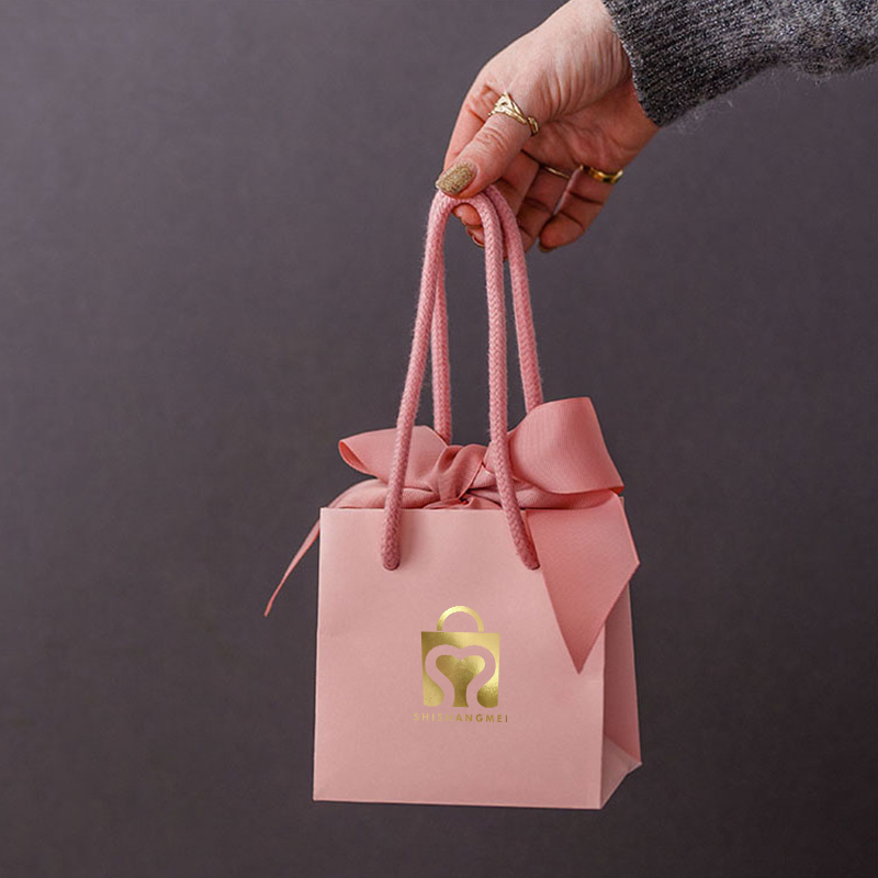 Petit sac en papier imprimé personnalisé avec logo sac cadeau logo