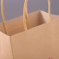 Bolsa de regalo de papel kraft marrón de colores personalizados bolsas de embalaje de compras de alfombra de china con mango de remache de logotipos personalizados