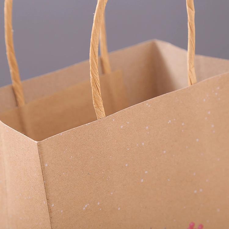 Couleurs personnalisées brun kraft papier cadeau sac chine tapis shopping sacs d'emballage avec logos personnalisés rivet poignée