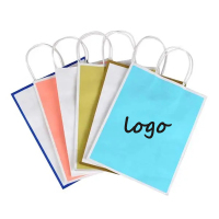 Gros personnalisé impression cosmétique vêtements jewerly papier papier kraft sac oem shopping cadeau sac en papier avec logo poignée torsadée