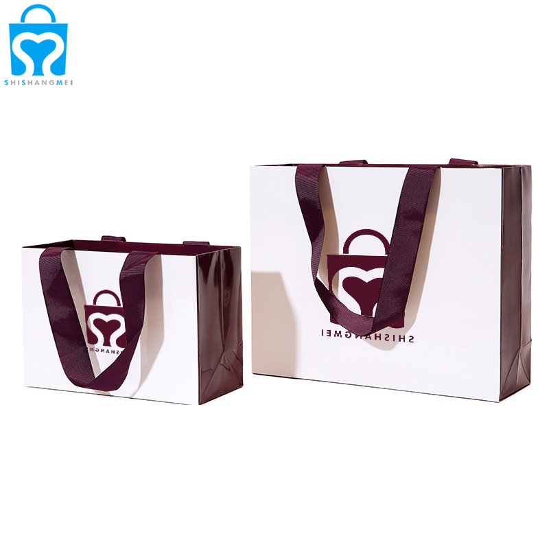 Marque de luxe personnalisée surface violette coloré fourre-tout en carton emballage artisanat papier cadeau boutique sacs à provisions avec poignée