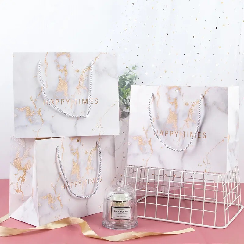 Emballage de bijoux cosmétiques de luxe sacs-cadeaux en papier kraft brun poignée sac en papier de magasin avec corde de ruban de logos personnalisés