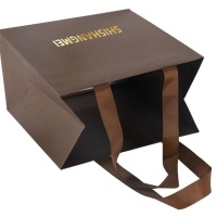 Nouveau produit couleur personnalisée papier d'art de luxe petit t-shirt sac à provisions sac cadeau brun avec poignée de ruban logo pour épicerie