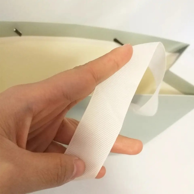 Sacs en papier d'emballage cadeau gris réutilisables personnalisés et boîte pour vêtements de bijoux avec poignée en ruban imprimé logo