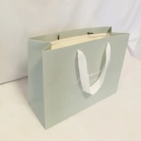 Sacs en papier d'emballage cadeau gris réutilisables personnalisés et boîte pour vêtements de bijoux avec poignée en ruban imprimé logo