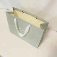 Sacs en papier d'emballage cadeau gris réutilisables personnalisés et boîte pour vêtements de bijoux avec poignée en ruban imprimé logo