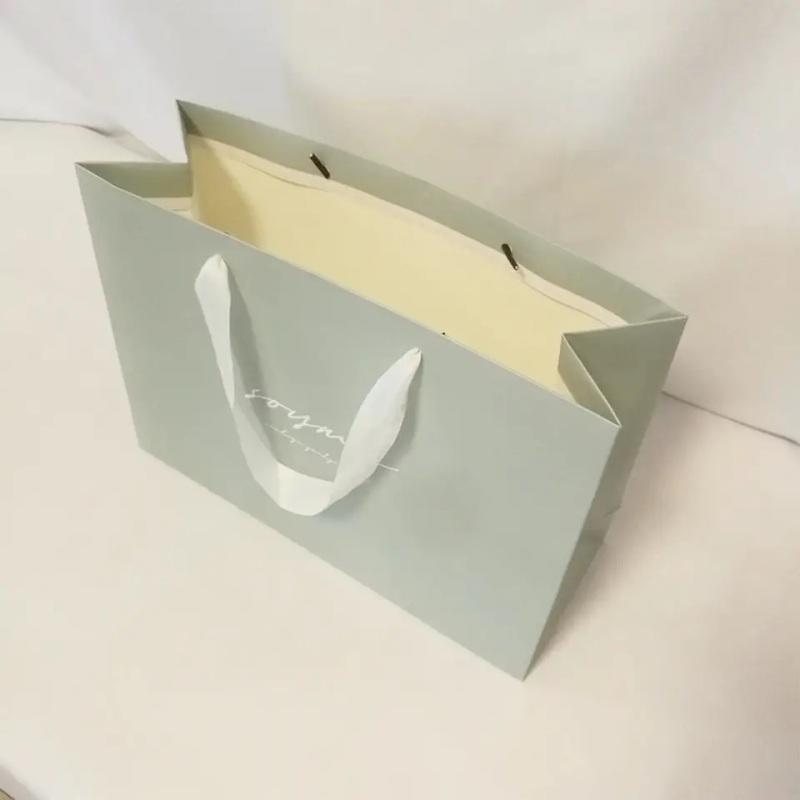 Sacs en papier d'emballage cadeau gris réutilisables personnalisés et boîte pour vêtements de bijoux avec poignée en ruban imprimé logo