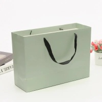 Sacs en papier d'emballage cadeau gris réutilisables personnalisés et boîte pour vêtements de bijoux avec poignée en ruban imprimé logo