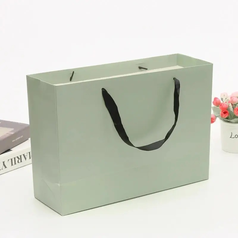 Sacs en papier d'emballage cadeau gris réutilisables personnalisés et boîte pour vêtements de bijoux avec poignée en ruban imprimé logo