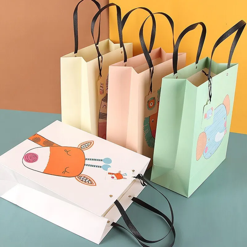 Özel logo lüks pembe yeşil hediye bolsas kağıt alışveriş taşıma takı perakende karikatür kağıt hediye çantası logolu taşıma çantası