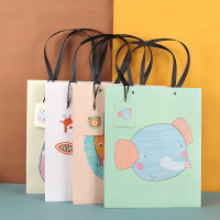 Özel logo lüks pembe yeşil hediye bolsas kağıt alışveriş taşıma takı perakende karikatür kağıt hediye çantası logolu taşıma çantası