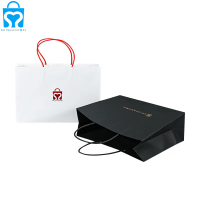 Sac en papier commercial de luxe personnalisé avec sac cadeau logo chaussures noires blanches et sac fourre-tout en papier kraft pour les petites entreprises