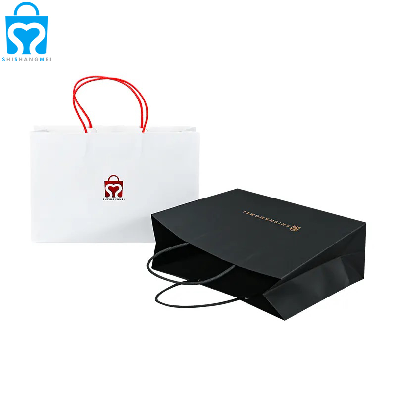 Sac en papier commercial de luxe personnalisé avec sac cadeau logo chaussures noires blanches et sac fourre-tout en papier kraft pour les petites entreprises