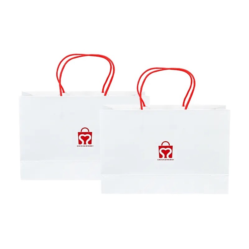 Sac en papier commercial de luxe personnalisé avec sac cadeau logo chaussures noires blanches et sac fourre-tout en papier kraft pour les petites entreprises