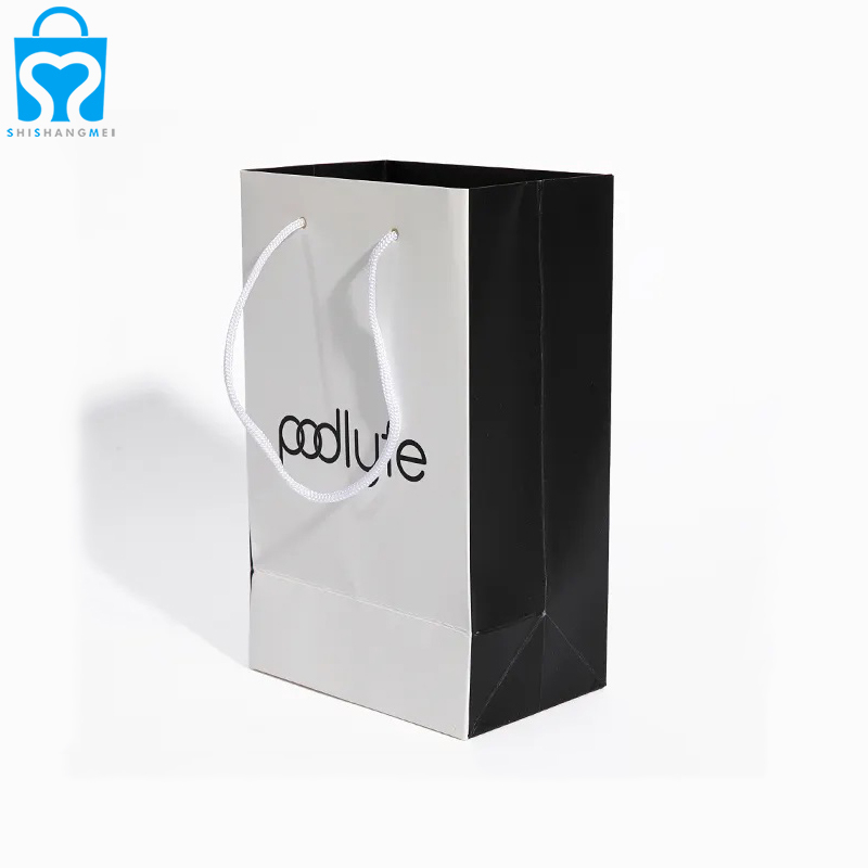 Chaussures personnalisées vêtements boutique fourre-tout sacs-cadeaux avec poignée de ruban de luxe taille personnalisée en relief et sac à provisions avec logo d'impression