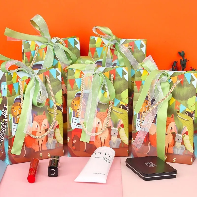 Shopping de luxe le plus récent petit sac en papier d'emballage papier de dessin animé ours mignon avec logo personnalisé fabricant de sac d'emballage cadeau pour enfants