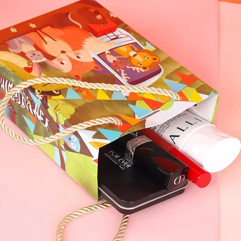 Shopping de luxe le plus récent petit sac en papier d'emballage papier de dessin animé ours mignon avec logo personnalisé fabricant de sac d'emballage cadeau pour enfants