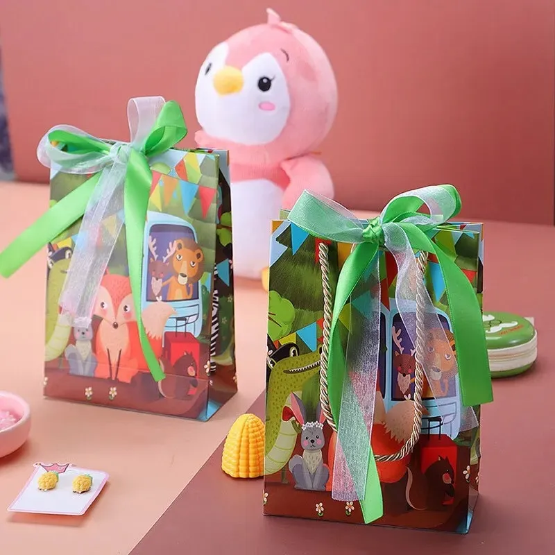 Shopping de luxe le plus récent petit sac en papier d'emballage papier de dessin animé ours mignon avec logo personnalisé fabricant de sac d'emballage cadeau pour enfants