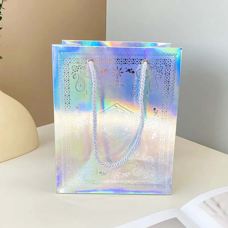 Artisanat vêtements brillants dorés shopping lavable au laser quoi résistant à emporter sacs fourre-tout en papier d'art brillant pour chaussures cosmétiques