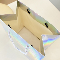 Zanaat altın parlak giyim alışveriş lazer yıkanabilir whater dayanıklı paket servisi olan restoran parlak kuşe kağıt tote çanta kozmetik ayakkabı için