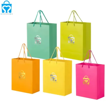 Classification des sacs en papier cadeau à différentes occasions (photo)