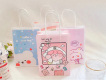 Bolsa de papel kraft con dibujos animados reciclados pequeños de lujo con impresión personalizada, bolsa de papel de compras, bolsa de regalo rosa, bolsa de regalo barata con logotipo