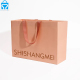 Benutzerdefinierte Großhandel mattes Finish Handwerk rosa Schuhe Kleidung Einkaufstasche Kunstpapier Geschenktüten mit Bandgriff-Logo