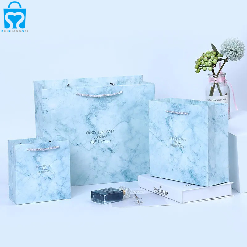 Logo personnalisé personnalisé vert marque de luxe cadeau shopping parfum sac en papier fourre-tout pour emballage de sac cadeau avec sa propre poignée de conception