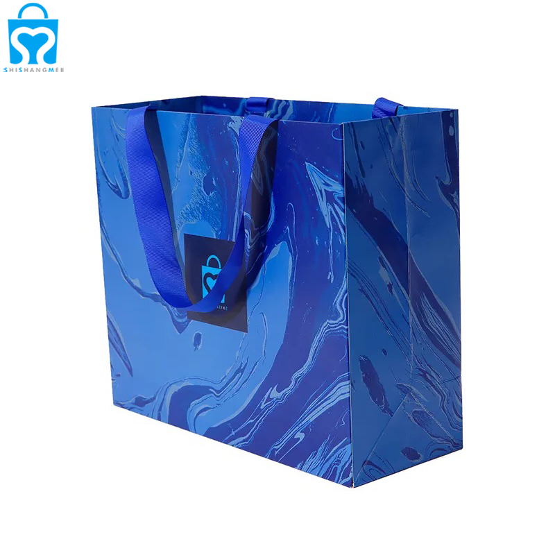 Cadeau de magasinage de boutique de détail bleu marine de luxe personnalisé portant un sac en papier avec votre propre poignée de ruban de logo pour l'emballage cadeau