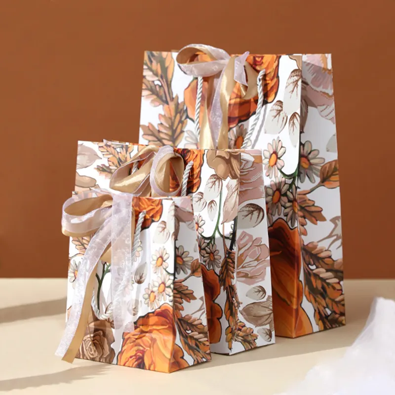 Personnalisé de luxe marron artisanat bouton pression montre cadeau aiguille feutre bijoux shopping grand sac cadeau en papier avec ruban arc votre propre logo