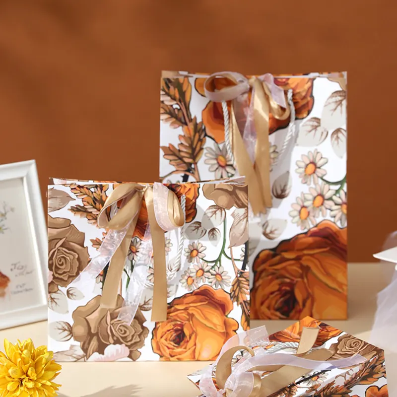 Personnalisé de luxe marron artisanat bouton pression montre cadeau aiguille feutre bijoux shopping grand sac cadeau en papier avec ruban arc votre propre logo