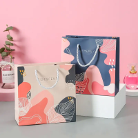 Özel biyolojik olarak parçalanabilir lüks zanaat mezuniyet alışveriş çantası hediye premium kağıt ambalaj poşetleri kendi logonuz ve kolları ile