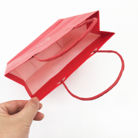 Özelleştirmek lüks kırmızı teşekkür ederim hediye çantası özel tote kuşe kağıt çanta özel folyo logo kabartmalı takı hediye çantası yapılandırılmış