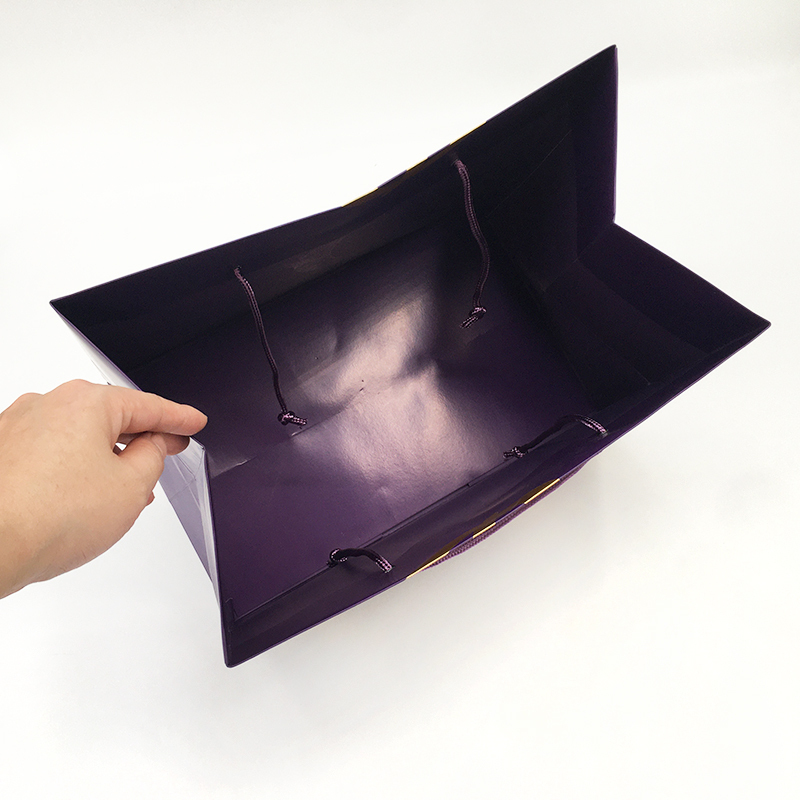 Lüks baskılı büyük mor zarif hediye keseleri konfeksiyon alışveriş kaplamalı kağıt torbalar geniş tabanlı
