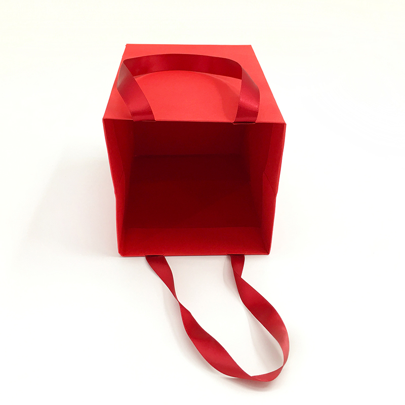 Sacs recyclables en papier commercial en relief de luxe rouge personnalisé avec sac cadeau en papier à poignée en ruban pour emballage de mariage cosmétique de bijoux