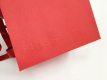 Özel kırmızı lüks kabartmalı alışveriş kağıdı geri dönüştürülebilir şerit saplı çantalar takı kozmetik düğün ambalajı için kağıt hediye çantası