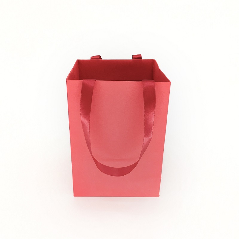 Sacs recyclables en papier commercial en relief de luxe rouge personnalisé avec sac cadeau en papier à poignée en ruban pour emballage de mariage cosmétique de bijoux
