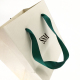 Kleine, recycelbare Golftaschenverpackung aus weißem Geschenkpapier mit grünen Bandgriffen für Namensschilder für dekorative Schmuckverpackungen