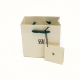 보석 장식 패키지에 대한 이름표 녹색 리본 손잡이가 있는 작은 흰색 선물 종이 재활용 골프 가방 포장