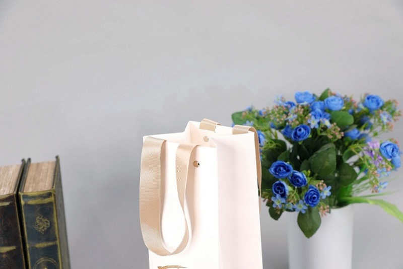 Sacs en papier cadeau fourre-tout en fleur de liqueur de vin laminé blanc