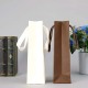 Wiederverwendbare weiße braune Kraftpapier-Einkaufstasche mit Blumenstrauß und Wein als Geschenk