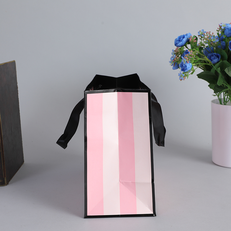 Eco recyclable jetable de haute qualité papeterie personnalisée sac cadeau en papier dur logo personnalisé vêtements chaussures shopping sac en papier