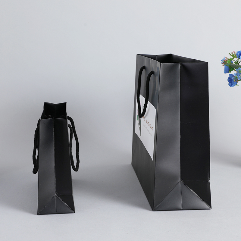 Sacchetti di carta neri da asporto con logo Grandi, resistenti e impermeabili