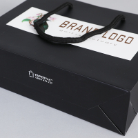 Sacchetti di carta neri da asporto con logo Grandi, resistenti e impermeabili