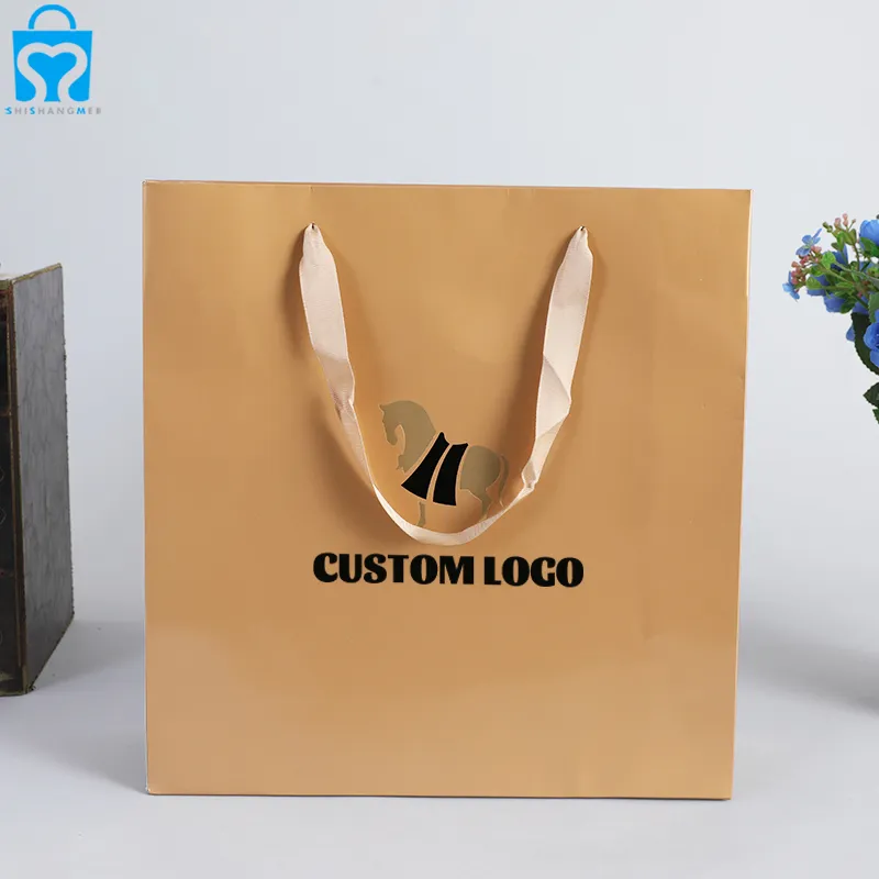 Recyclable haut de gamme doux laminage embross logo produit de luxe brun artisanat petit shopping papier cadeau sacs ruban poignées